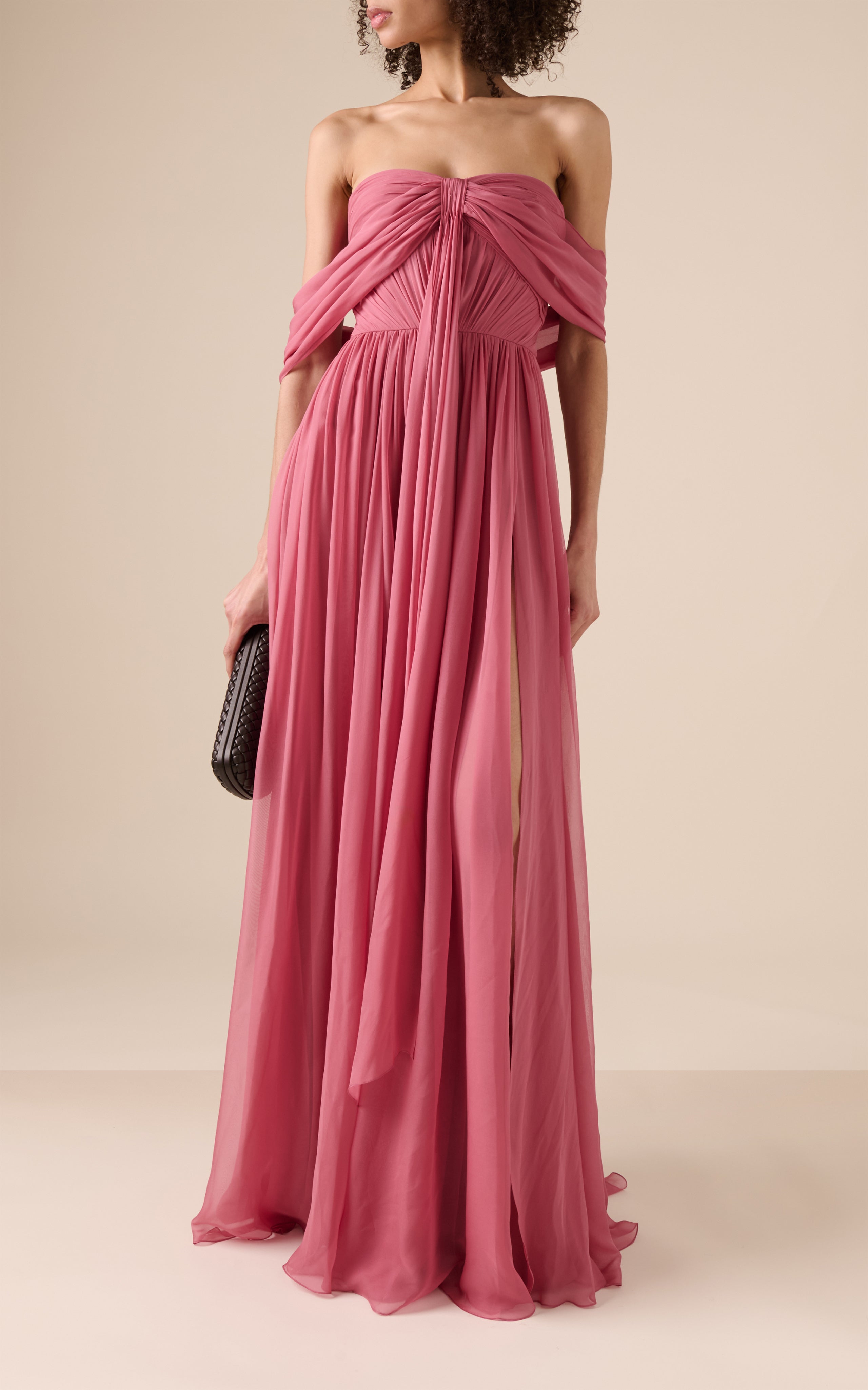 Vestido de fiesta largo de gasa sin mangas con hombros descubiertos y abertura lateral, color rosa empolvado